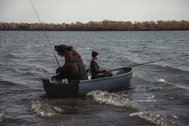 یک زن شجاع روسی بعد از بردن یک خرس قهوه ای غول پیکر با خود به یک سفر ماهیگیری می گوید که به دنبال دردسر نیست.