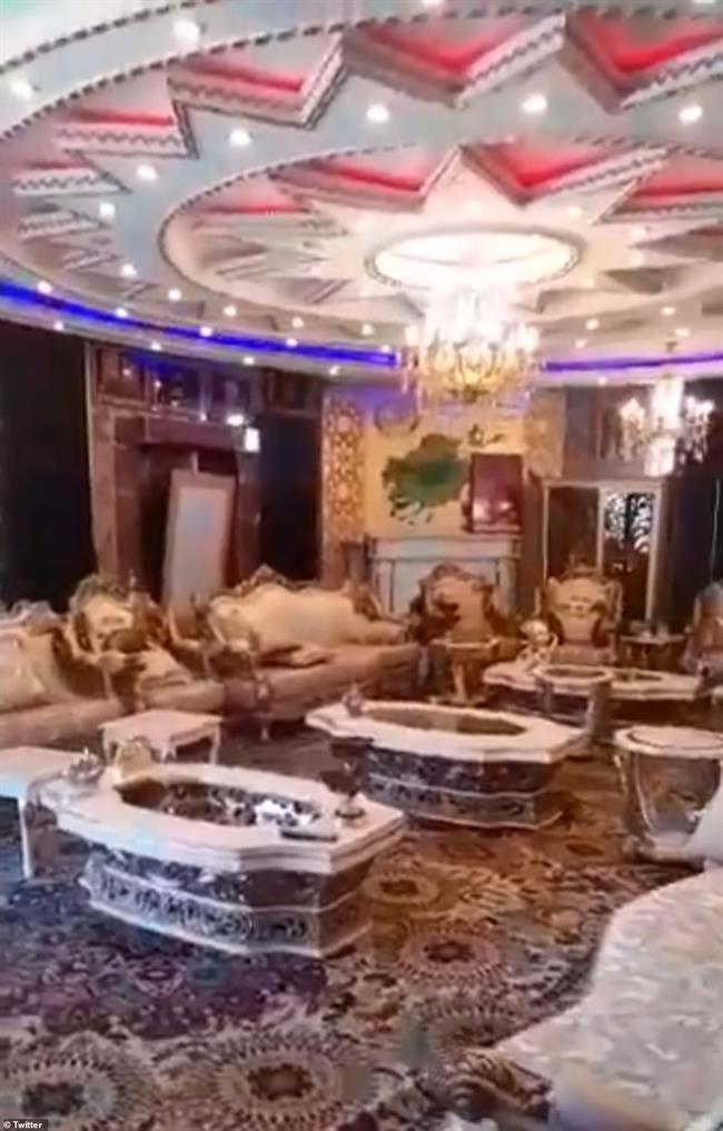 جنگجویان طالبان وارد قصر مارشال عبدالرشید دوستم در شهر شمالی مزار شریف می شوند و روی مبلمان طلایی قصر او لم داده