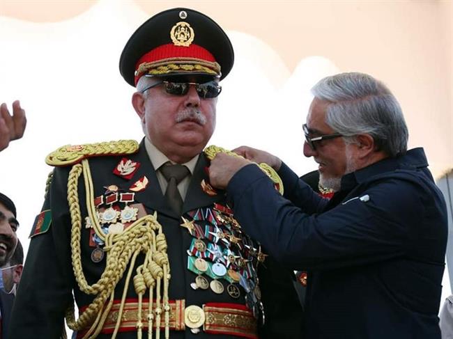 جنگجویان طالبان وارد قصر مارشال عبدالرشید دوستم در شهر شمالی مزار شریف می شوند و روی مبلمان طلایی قصر او لم داده