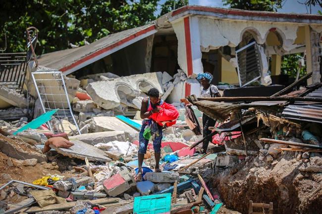 در زمین لرزه روز شنبه، هزاران خانه در هاییتی با خاک یکسان شده و شیوع کرونا نیز اوضاع را بیش از پیش برای مردم وخیم کرده است.