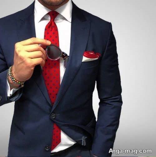 ست کت تک سورمه ای با کراوات قرمز 