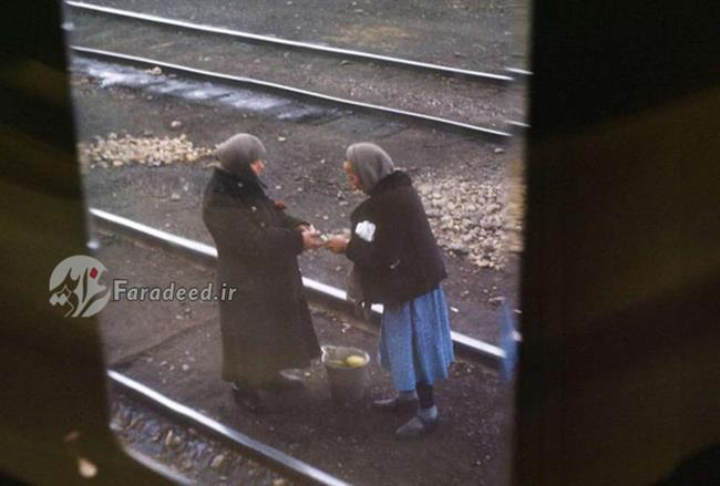 مامور زن ایستگاه راه آهن در حال گفتگو با یک زن مسافر