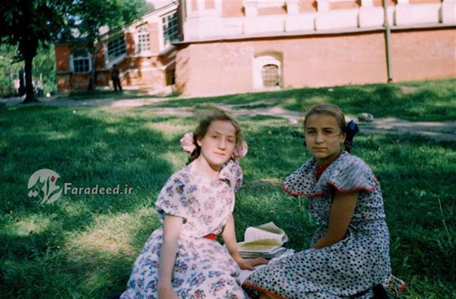 دو دختر در فضای سبز مقابل  صومعه 