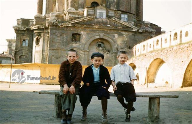 سه کودک در مقابل قلعه تاریخی 