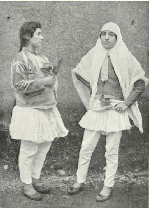 زنان ایرانی با لباس خانگی
