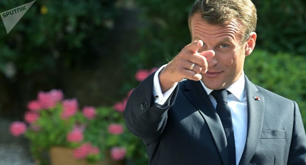 پرتاب به سمت رئیس جمهور فرانسه