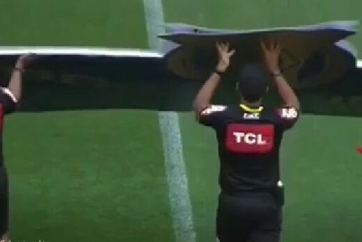 ببینید ؛ لحظه سقوط تابلوی تبلیغاتی روی سر داوران مسابقه در لیگ برزیل!