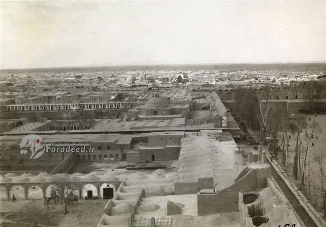 نمای هوایی از بالای ساختمان عالی قاپو و میدان نقش جهان؛ در مقابل مسجد حکیم و در انتهای سمت راست تصویر مسجد جامع قابل تشخیص است.