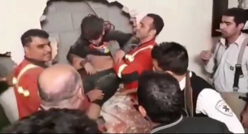 سقوط فرد به داخل درز بین دو ساختمان در تهران+ویدئو
