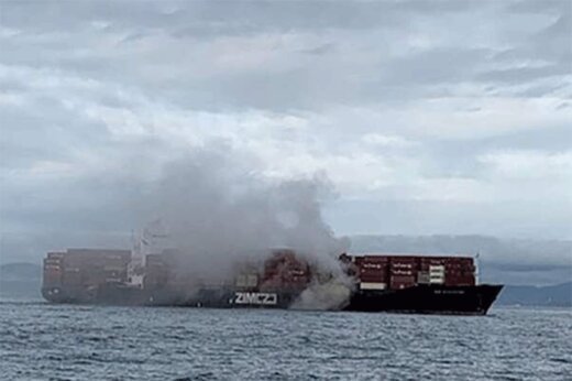ببینید ؛ آتش گرفتن یک کشتی اسرائیلی در نزدیکی ساحل کانادا