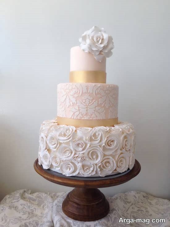 تزیین کیک عروسی با گل های زیبا