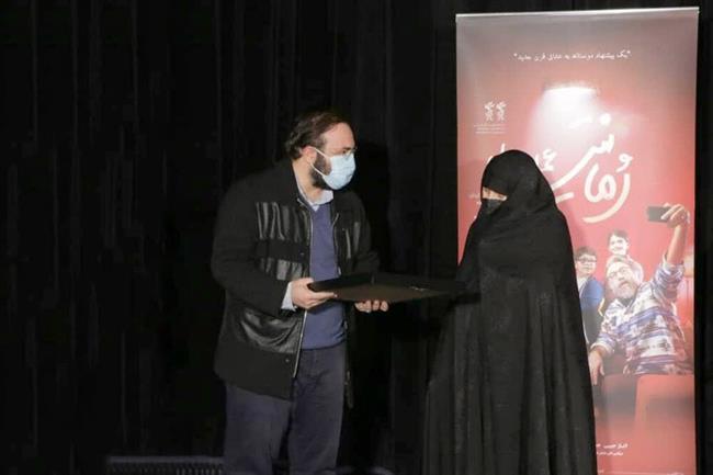 لبخند علی انصاریان در مراسم اکران فیلمش!
