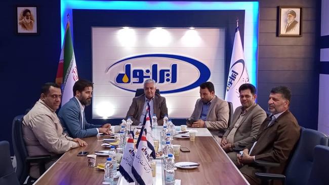 دیدار اعضای شورای شهر آبادان و شهردار جدید این شهر با مدیرعامل شرکت نفت ایرانول دیدار اعضای شورای شهر آبادان و شهردار جدید این شهر با مدیرعامل شرکت نفت ایرانول