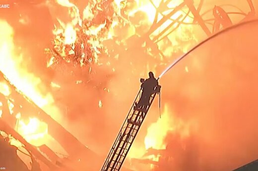 ببینید ؛ آتش‌سوزی مهیب یک مجتمع تجاری در لس‌آنجلس