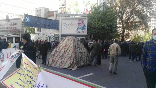تجمع و بست‌نشینی جمعی از ایثارگران با چادر مسافرتی مقابل بنیاد شهید/ عکس