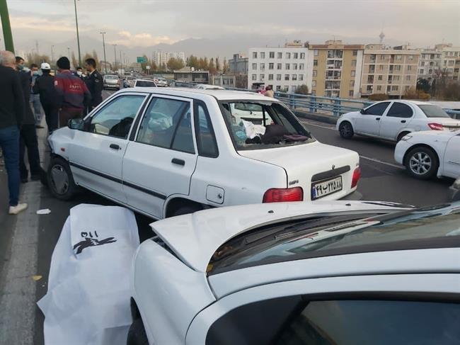 برخورد سنگ با خودروی پراید در بزرگراه یادگار امام جان یک شهروند را گرفت +تصاویر