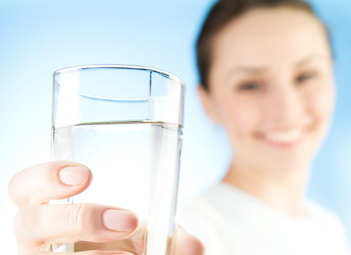 8 بیماری که با نخوردن آب سراغ‌مان می‌آید