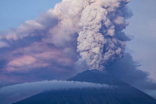 ببینید ؛ لحظه هولناک فوران آتشفشان کوه سمرو در اندونزی