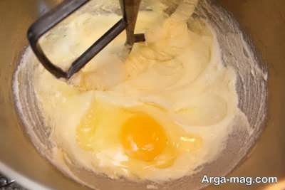 اضافه کردن تخم مرغ به مایه کیک