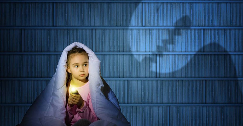 چرا کودکان از تاریکی می‌ترسند؟