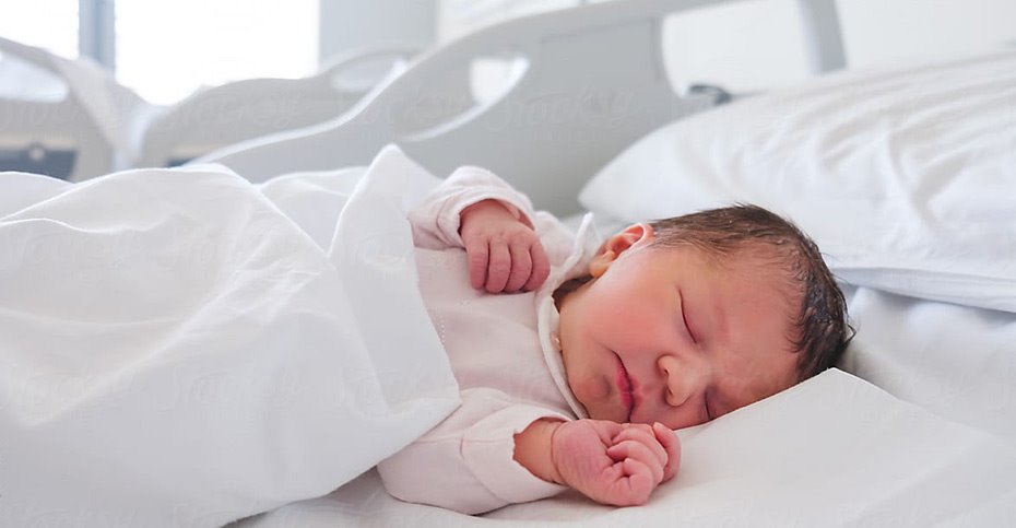 علت عرق کردن نوزادان در خواب چیست؟