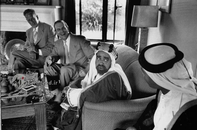 سلمان بن حمد آل خلیفه امیر وقت بحرین در ملاقات با چارلز بلگریو؛ او 30 سال در بحرین ماموریت داشت. نفوذ بلگریو در میان آل خلیفه تاجایی بود که برخی مورخان او را حاکم واقعی قطر می دانند.