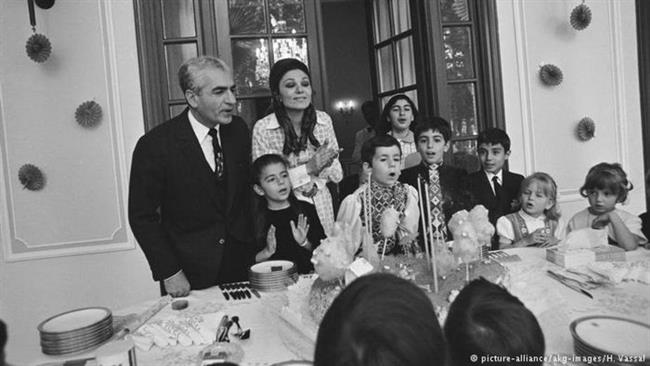 جشن تولد چهار سالگی علیرضا در کاخ نیاوران. شاه برای خاموش کردن شمع‌ها به علیرضا کمک می‌کند
