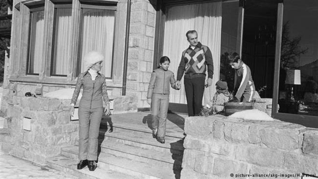 خانواده سلطنتی تعطیلات زمستانی سال 74-1973 را در سوئیس گذراند. عکس رضا پهلوی، فرح دیبا و فرزندان قبل از عزیمت به پیست اسکی

