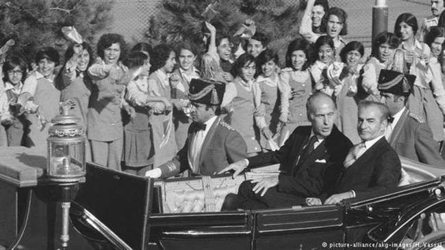 سفر والری ژیسکاردستن، رئیس‌جمهور فرانسه در اکتبر سال 1976 به تهران. عبور کالسکه سلطنتی از خیابان‌های شهر در میان استقبال مردم

