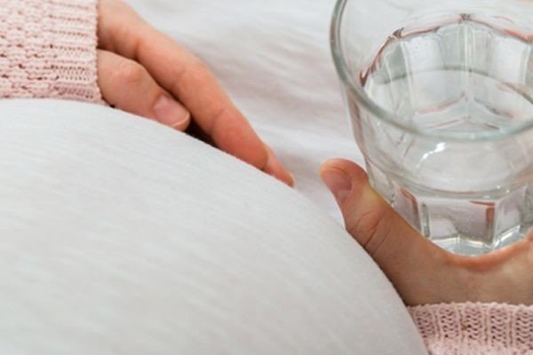 اهمیت نوشیدن آب تصفیه شده و سالم در دوران بارداری