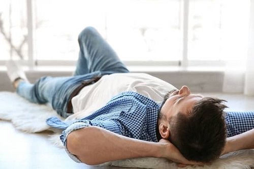 5 فایده باورنکردنی خوابیدن روی زمین