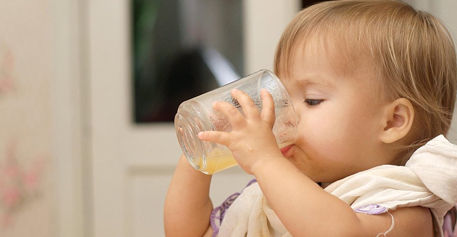 چگونه به کودک آموزش دهیم با فنجان بنوشد؟