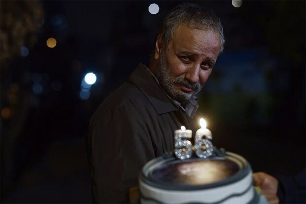 جواد عزتی در یک نقش عجیب، در فیلم ـ نوآر مهدویان