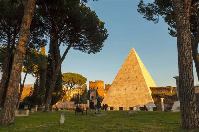 Pyramid of Cestius, Rome, Italy