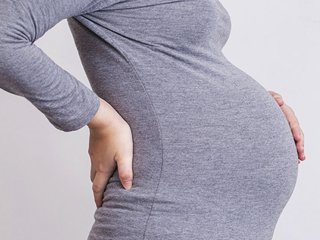 زنان باردار با این راهکارها کمردردشان را تسکین دهند