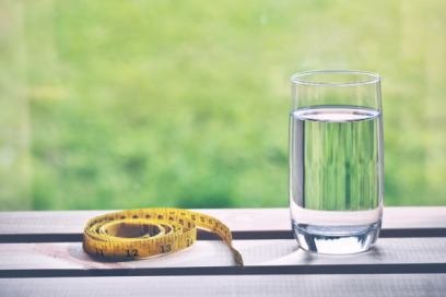 تاثیر نوشیدن آب سرد و گرم در لاغری,کاهش وزن با آب، چگونه با خوردن آب به راحتی وزن کم کنیم؟