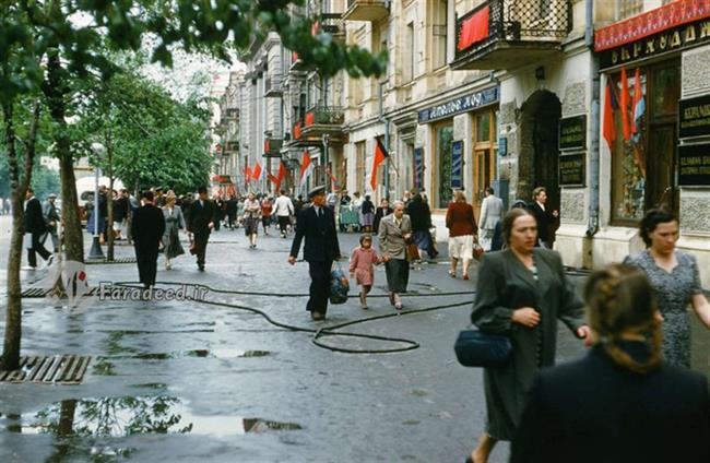 نمایی از رهگذران در یکی از خیابان های مرکزی شهر 