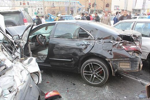 ببینید ؛ اولین تصویر از تصادف شدید بنز C200 با یک پرادو در تهران