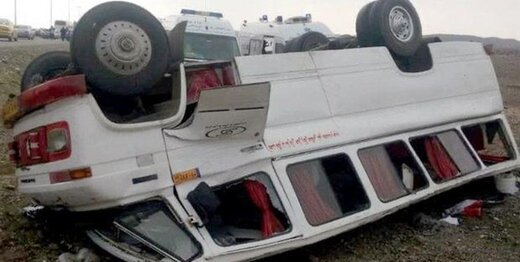 واژگونی مینی‌بوس در کرمانشاه: 13 مسافر به بیمارستان رفتند/عکس