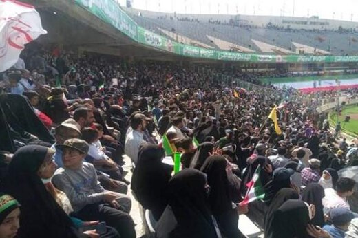 ببینید ؛ اجرای سرود سلام فرمانده توسط نوجوانان دهه نودی در ورزشگاه آزادی