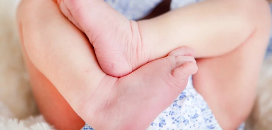 به چه علت پا‌های نوزادان هنگام نگه داشتن بنفش می‌شوند؟