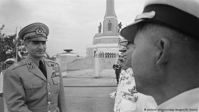 ژانویه سال 1968 سفر رسمی محمدرضا شاه پهلوی به تایلند. هوگو واسال در این سفر نیز پادشاه ایران و همسرش را همراهی کرد و تصاویر این سفر را به ثبت رساند

