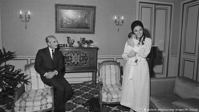 آوریل سال 1970، کاخ نیاوران. فرح پهلوی و نوزادش لیلا در کنار محمدرضا پهلوی

