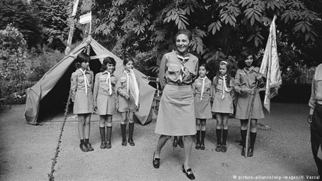 
فرح پهلوی در اواخر ماه آوریل سال 1970 با لباس پیشاهنگی از پایگاه دختران پیشاهنگ بازدید می‌کند

