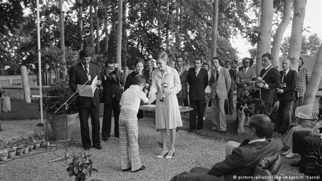 یک گروه دانش‌آموزی در محوطه کاخ نیاوران در حضور محمدرضا پهلوی و فرح دیبا به اجرای تئا‌تر پرداخته است. پس از آن فرح دیبا جوایز هنرمندان را به آنان اهدا کرد (عکس ماه مه سال 1975)


