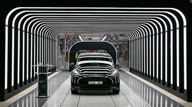 تسلا در کارخانه‌اش در آلمان ماشین‌ را فقط به رنگ سیاه یا سفید می‌سازد