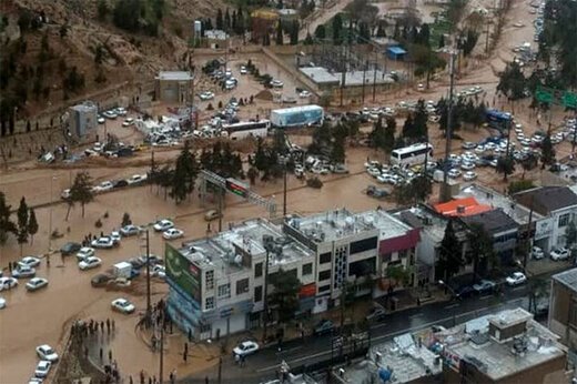 ببینید ؛ وضعیت دیشب خیابان‌های شیراز؛ غرق شدن ماشین‌ها در آب!