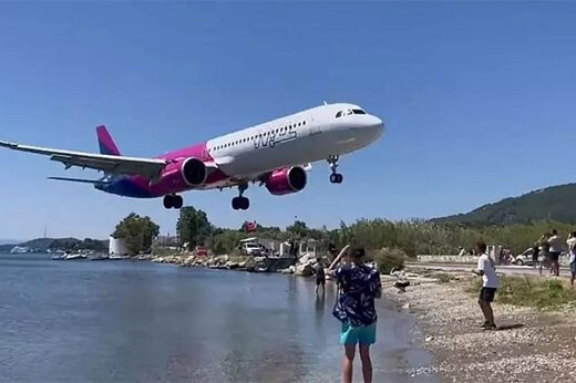 ببینید ؛ فرود ترسناک هواپیما در یونان در چند قدمی گردشگران!