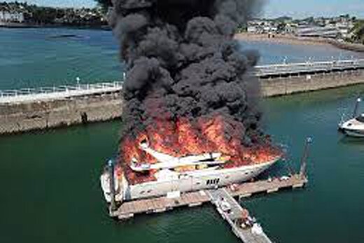 ببینید ؛ اولین تصاویر از آتش‌سوزی قایق تفریحی 25 میلیون دلاری و صفر کیلومتر!
