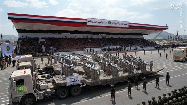 نگاهی به رژه هشتمین سالگرد انقلاب یمن/ موشک بالستیک یمنی چشم جهانیان را به خود خیره کرد/ رونمایی از سلاح پدافندی مرموز انصارالله پس از 2 سال انتظار +تصاویر